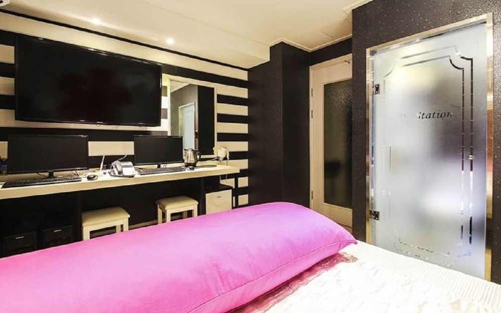 D Station Hotel *